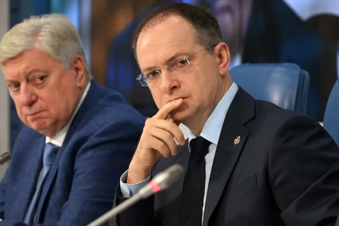 Суд заочно виніс вирок помічнику Путіна Володимиру Мединському: деталі справи та наслідки