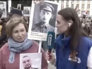 Росіянка, син якої зник на війні в Україні, під час параду отримала вітання: «У вас подвійне свято»