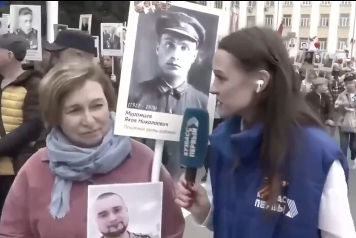 Росіянка, син якої зник на війні в Україні, під час параду отримала вітання: «У вас подвійне свято»