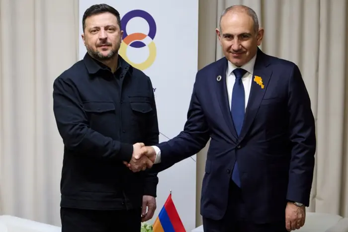 Сенсаційний візит Зеленського до Єревана: Росія викликала вірменського посла на жорстку розмову