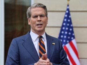 Бессент перед планованою зустріччю Трампа й Сі закликав Китай переконати Іран відкрити Ормузьку протоку