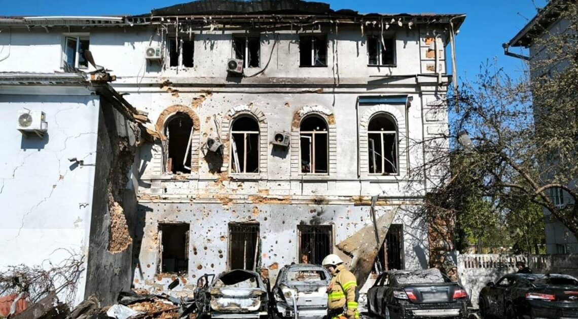 Сили РФ вдарили «Шахедом» по центру Чернігова, пошкоджена адмінбудівля