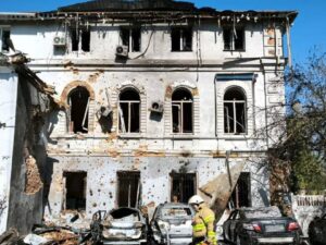 Сили РФ вдарили «Шахедом» по центру Чернігова, пошкоджена адмінбудівля