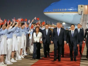 Протокольні ігри Пекіна: що стоїть за зустріччю Трампа в аеропорту