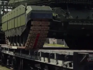 Росія відправила на фронт нову партію танків: що відомо про постачання та техніку