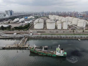 Bloomberg: Світові нафтові резерви різко скорочуються
