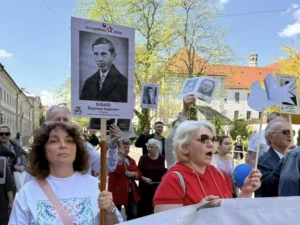 В Аугсбурзі учасники «Безсмертного полку» пронесли портрет Степана Бандери і не помітили цього