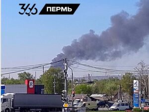 Стовп диму видно за кілометри. СБУ втретє вдарила по одному з найбільших НПЗ Росії фото 1