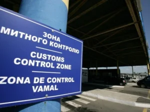 Уряд скасував обмеження на виїзд за кордон для більшості жінок-посадовиць: що змінилося