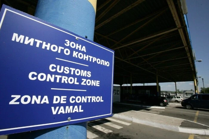Уряд скасував обмеження на виїзд за кордон для більшості жінок-посадовиць: що змінилося