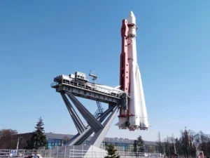 Над Європою може пролетіти тонна уламків російської ракети: що відомо про загрозу падіння уламків