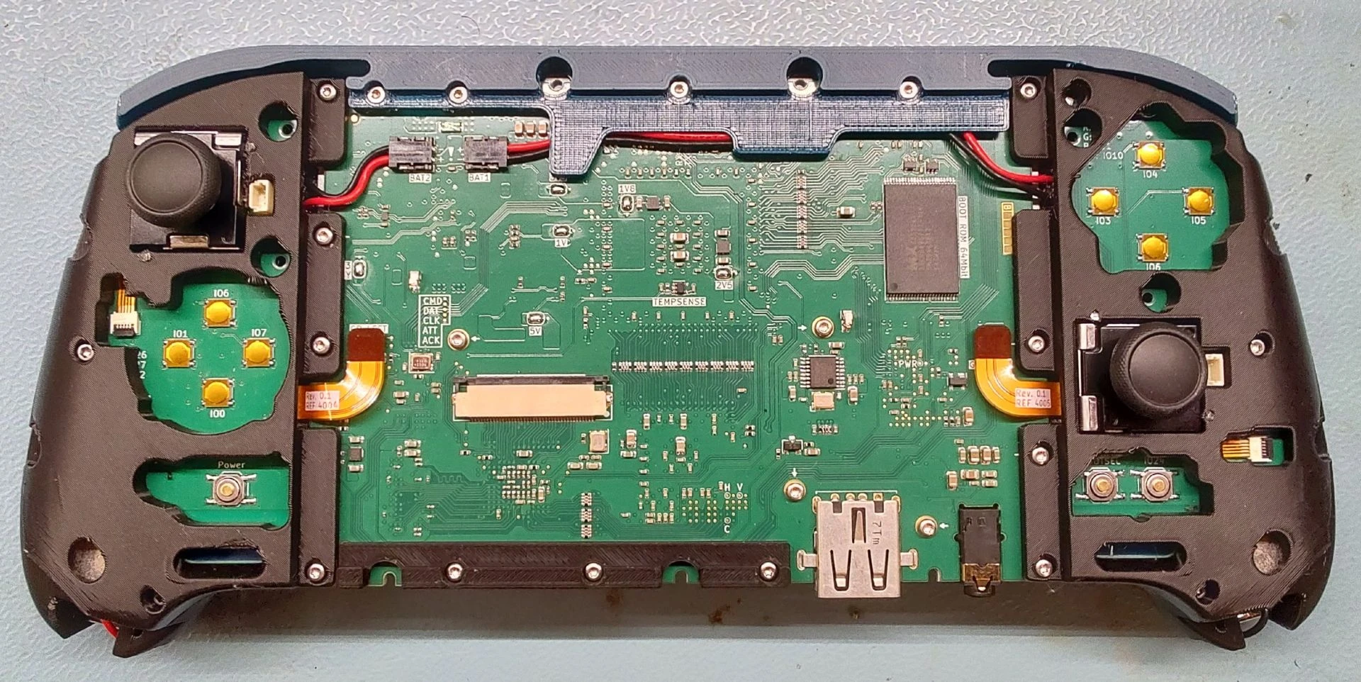 Портативна PlayStation 2: унікальна консоль на базі оригінальних компонентів