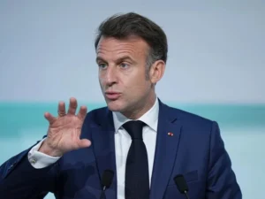 Президент Франції заявив, що погрози Трампа щодо тарифів є марною тратою часу