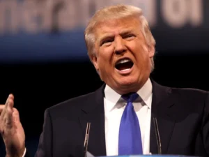 Трамп знову звинуватив Папу Римського: новий скандал і реакція світу