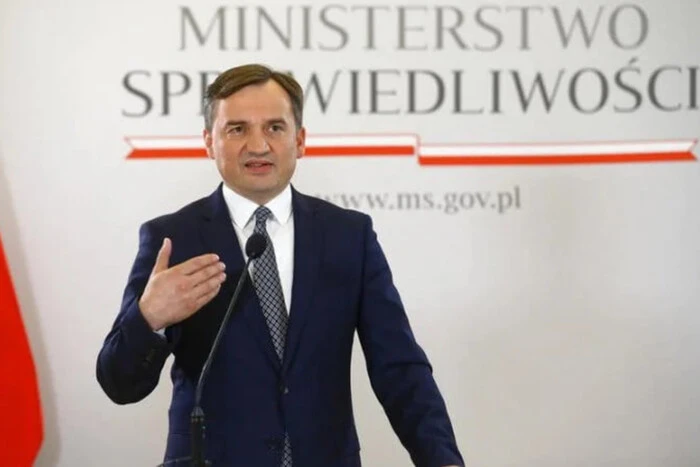 Колишній міністр юстиції Польщі Зьобро втік до США: що відомо про скандальний виїзд