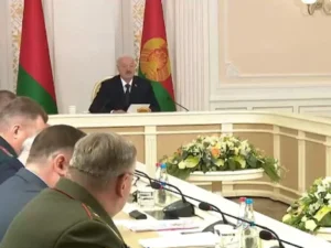 Лукашенко готується до війни: зібрав військових і анонсував програму озброєння країни