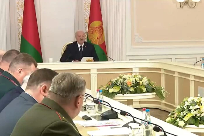 Лукашенко готується до війни: зібрав військових і анонсував програму озброєння країни