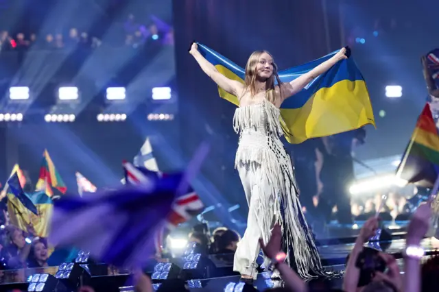 На сцені виступають українські артисти