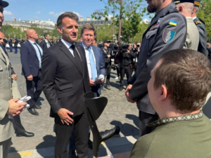 Урочистості до Дня перемоги в Парижі. Макрон отримав шеврони від українських ветеранів фото 1