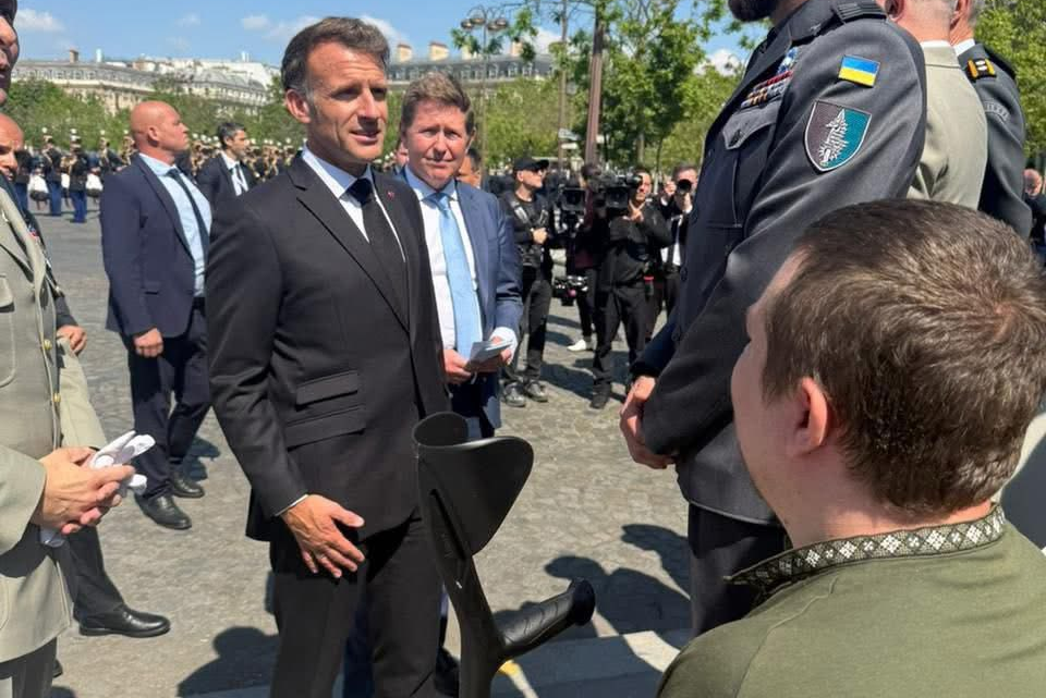 Урочистості до Дня перемоги в Парижі. Макрон отримав шеврони від українських ветеранів фото 1