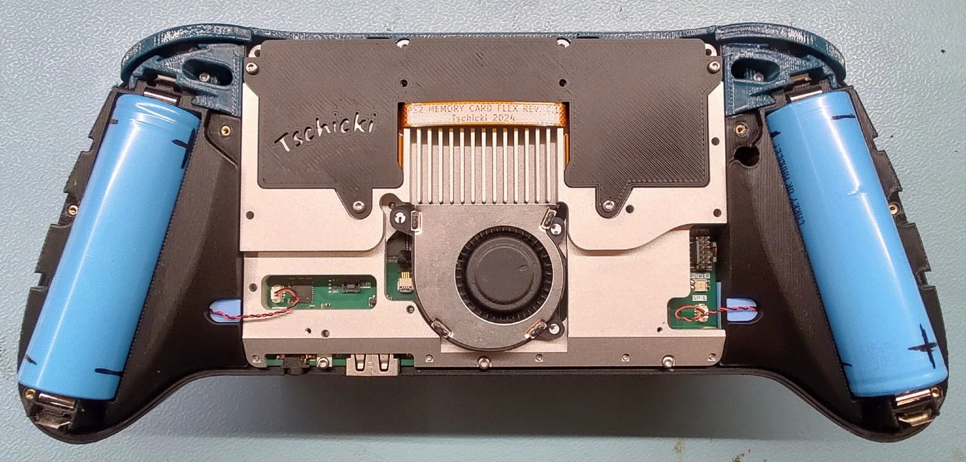 Портативна PlayStation 2: унікальна консоль на базі оригінальних компонентів