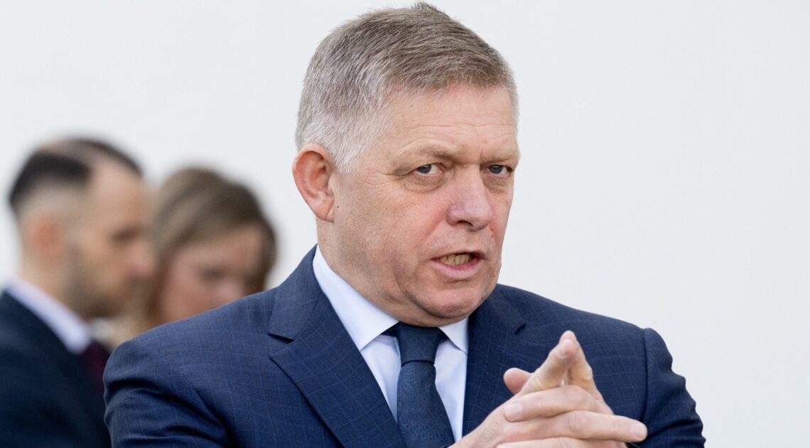 Фіцо оголосив, що до Москви 9 травня поїде, але на параді з Путіним не буде