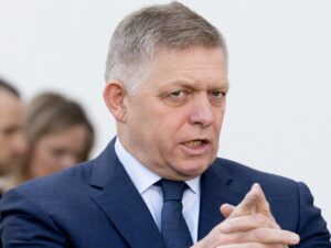 Фіцо оголосив, що до Москви 9 травня поїде, але на параді з Путіним не буде