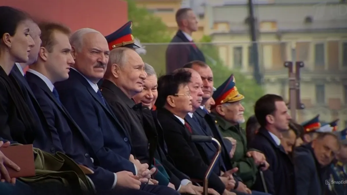 Лукашенко привіз на парад до Путіна свого молодого наступника? (фото) фото 1