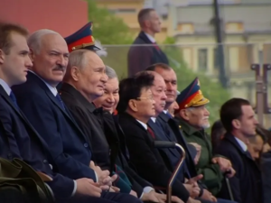 Лукашенко привіз на парад до Путіна свого молодого наступника? (фото) фото 1